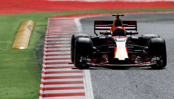 红牛车队完胜红牛二队，阿隆索点燃赛场