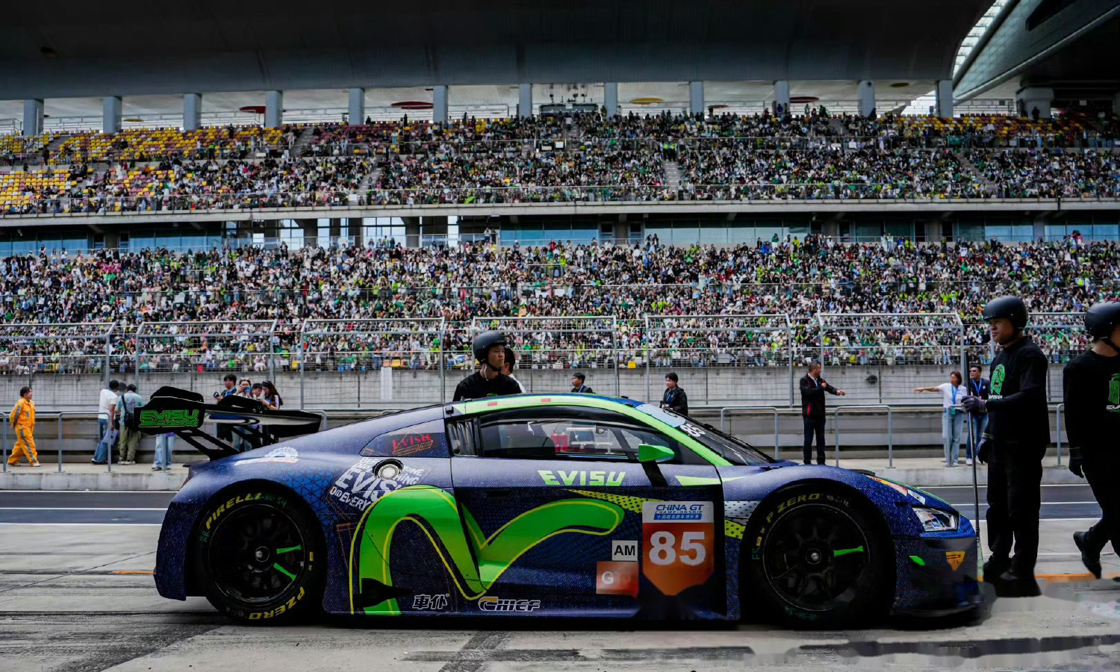 哈斯车队力克阿斯顿马丁，塞恩斯点燃赛场