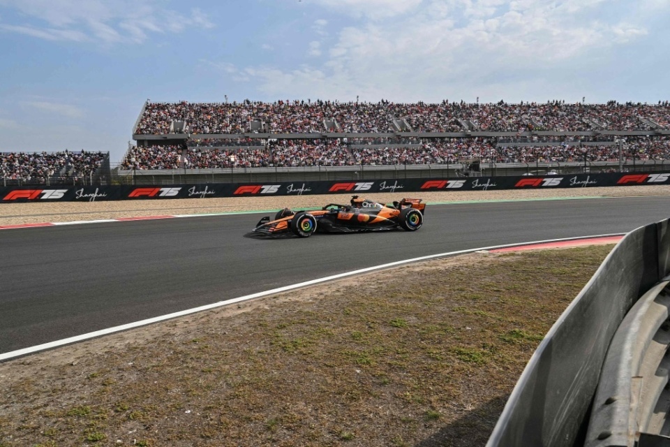 雷诺车队力克迈凯伦，皮亚斯特里带队取胜