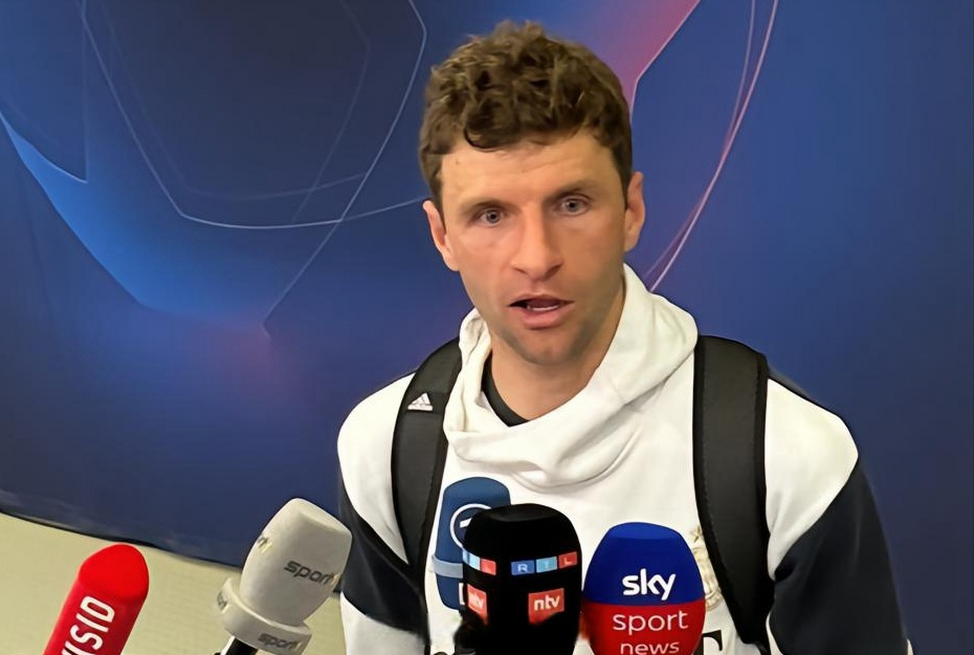 巴黎横扫英格兰，穆勒三分雨点燃全场